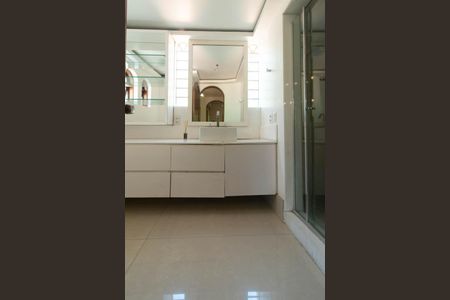 Casa à venda com 700m², 4 quartos e 4 vagasBanheiro Social