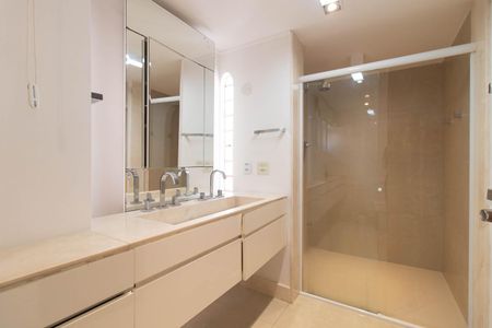 Casa à venda com 700m², 4 quartos e 4 vagasBanheiro da Suite