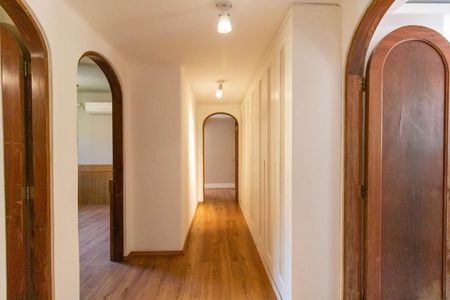 Casa à venda com 700m², 4 quartos e 4 vagasCorredor