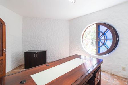 Casa à venda com 700m², 4 quartos e 4 vagasEscritório