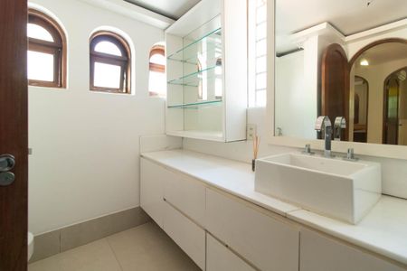 Casa à venda com 700m², 4 quartos e 4 vagasBanheiro Social