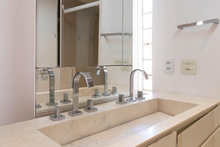 Casa à venda com 700m², 4 quartos e 4 vagasBanheiro da Suite