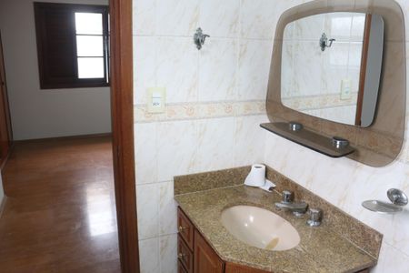 Casa à venda com 245m², 4 quartos e 4 vagasBanheiro da Suíte