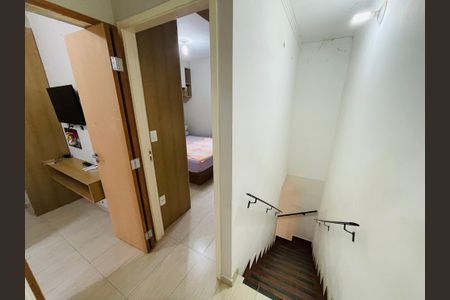 Casa de condomínio para alugar com 108m², 2 quartos e 2 vagasEscada acesso quartos