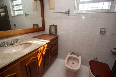 Casa para alugar com 300m², 5 quartos e 4 vagasBanheiro Social