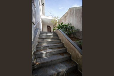 Casa para alugar com 300m², 5 quartos e 4 vagasEscada