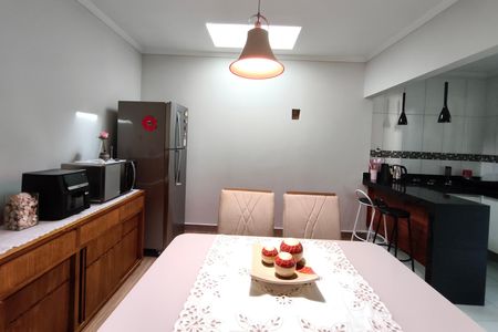 Casa à venda com 300m², 3 quartos e 7 vagas Casa à venda com 300m², 3 quartos e 7 vagasSala de Jantar