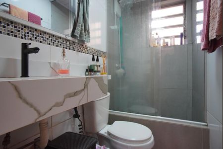 Banheiro de apartamento à venda com 1 quarto, 39m² em Humaitá, Porto Alegre