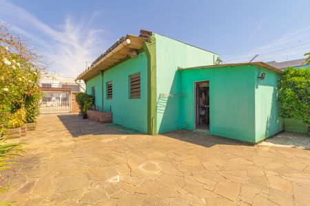 Casa à venda com 150m², 2 quartos e 2 vagas Casa à venda com 150m², 2 quartos e 2 vagasFachada