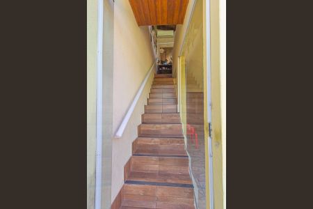 Casa à venda com 150m², 2 quartos e 2 vagas Casa à venda com 150m², 2 quartos e 2 vagasEscada