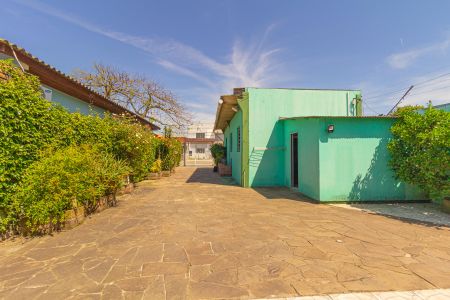 Casa à venda com 150m², 2 quartos e 2 vagas Casa à venda com 150m², 2 quartos e 2 vagasFachada