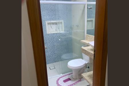 Banheiro da Suíte de apartamento para alugar com 2 quartos, 85m² em Tupi, Praia Grande