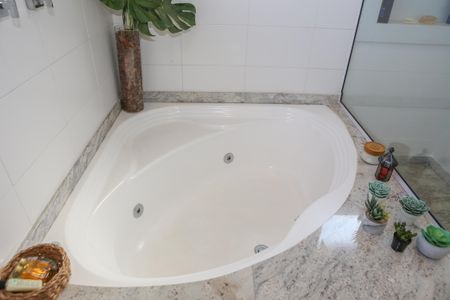 Apartamento à venda com 218m², 3 quartos e 5 vagasBanheiro da Suíte 1