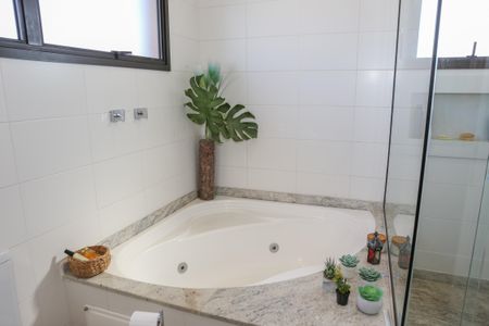 Apartamento à venda com 218m², 3 quartos e 5 vagasBanheiro da Suíte 1