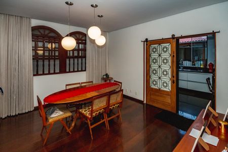 Casa à venda com 300m², 3 quartos e 3 vagasSala