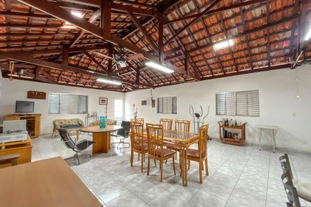 Casa à venda com 370m², 5 quartos e 3 vagas Casa à venda com 370m², 5 quartos e 3 vagasSalão