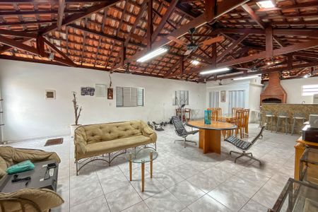Casa à venda com 370m², 5 quartos e 3 vagas Casa à venda com 370m², 5 quartos e 3 vagasSalão