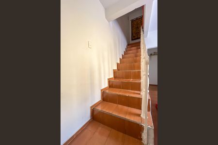 Casa à venda com 370m², 5 quartos e 3 vagas Casa à venda com 370m², 5 quartos e 3 vagasEscadas casa 2