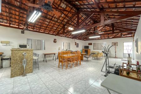 Casa à venda com 370m², 5 quartos e 3 vagas Casa à venda com 370m², 5 quartos e 3 vagasSalão