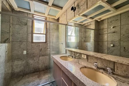 Apartamento à venda com 175m², 4 quartos e 2 vagas Apartamento à venda com 175m², 4 quartos e 2 vagasBanheiro da Suíte