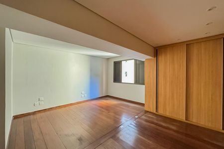 Apartamento à venda com 175m², 4 quartos e 2 vagas Apartamento à venda com 175m², 4 quartos e 2 vagasSuíte