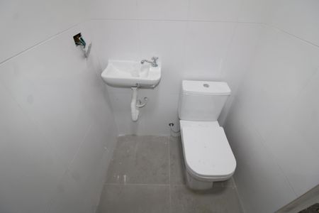 Casa à venda com 87m², 2 quartos e 2 vagasGaragem - Banheiro