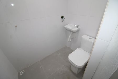 Casa à venda com 87m², 2 quartos e 2 vagasGaragem - Banheiro