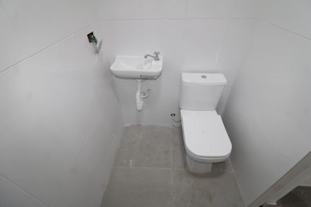 Casa à venda com 87m², 2 quartos e 2 vagasGaragem - Banheiro