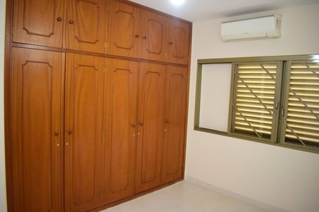 Casa para alugar com 295m², 4 quartos e 4 vagasQuarto 2