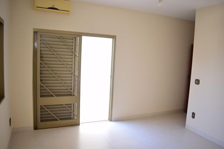 Casa para alugar com 295m², 4 quartos e 4 vagasSuíte