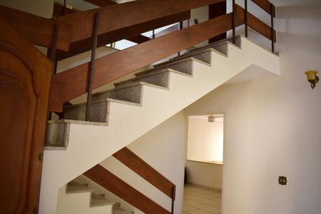 Casa para alugar com 295m², 4 quartos e 4 vagasEscada