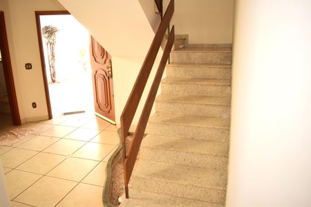 Casa para alugar com 295m², 4 quartos e 4 vagasEscada