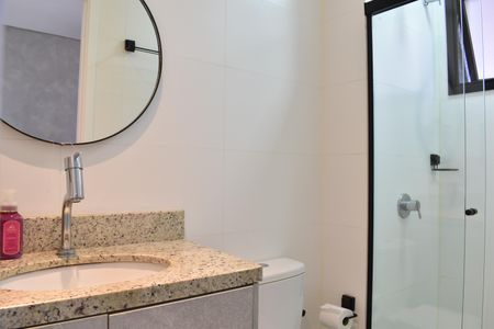 Banheiro Social de kitnet/studio para alugar com 1 quarto, 23m² em Centro, Curitiba