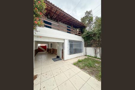 Casa à venda com 300m², 4 quartos e 3 vagas Casa à venda com 300m², 4 quartos e 3 vagasGaragem