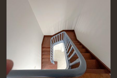 Casa à venda com 300m², 4 quartos e 3 vagas Casa à venda com 300m², 4 quartos e 3 vagasEscadas