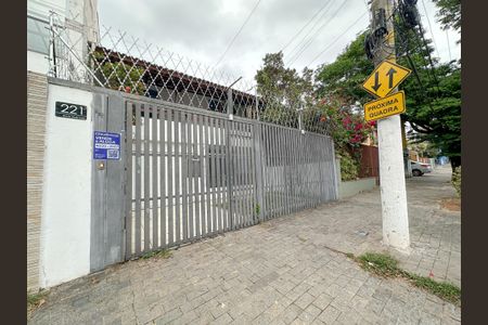 Casa à venda com 300m², 4 quartos e 3 vagas Casa à venda com 300m², 4 quartos e 3 vagasFachada