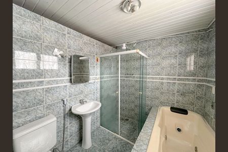 Casa à venda com 300m², 4 quartos e 3 vagas Casa à venda com 300m², 4 quartos e 3 vagasBanheiro Suíte