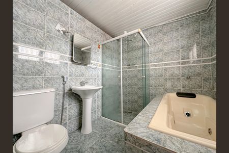 Casa à venda com 300m², 4 quartos e 3 vagas Casa à venda com 300m², 4 quartos e 3 vagasBanheiro Suíte