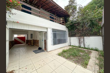Casa à venda com 300m², 4 quartos e 3 vagas Casa à venda com 300m², 4 quartos e 3 vagasGaragem