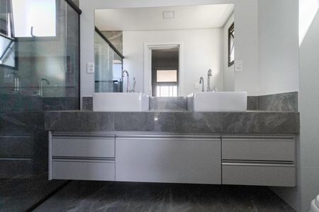 Apartamento à venda com 293m², 4 quartos e 6 vagasBanheiro da Suíte 2