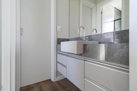 Apartamento à venda com 293m², 4 quartos e 6 vagasBanheiro da Semi Suíte 1 e 2