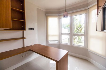 Casa de condomínio à venda com 489m², 4 quartos e 4 vagas Casa de condomínio à venda com 489m², 4 quartos e 4 vagasEscritório