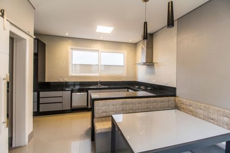 Casa de condomínio à venda com 489m², 4 quartos e 4 vagas Casa de condomínio à venda com 489m², 4 quartos e 4 vagasCozinha