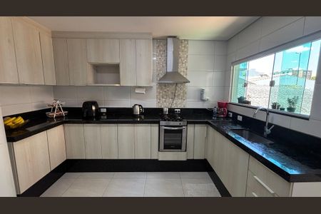 Casa para alugar com 220m², 4 quartos e 3 vagas Casa para alugar com 220m², 4 quartos e 3 vagasCozinha