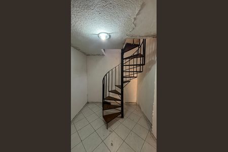 Casa para alugar com 220m², 4 quartos e 3 vagas Casa para alugar com 220m², 4 quartos e 3 vagasEscada - Porão