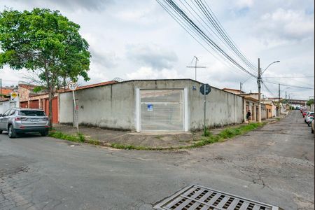 Casa à venda com 273m², 2 quartos e 3 vagas Casa à venda com 273m², 2 quartos e 3 vagasFachada