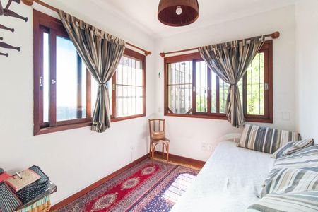 Casa à venda com 390m², 4 quartos e 2 vagasSuíte