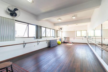 Casa à venda com 390m², 4 quartos e 2 vagasEstúdio