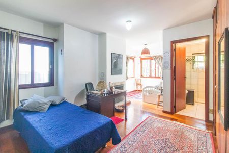 Casa à venda com 390m², 4 quartos e 2 vagasSuíte