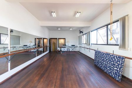 Casa à venda com 390m², 4 quartos e 2 vagasEstúdio